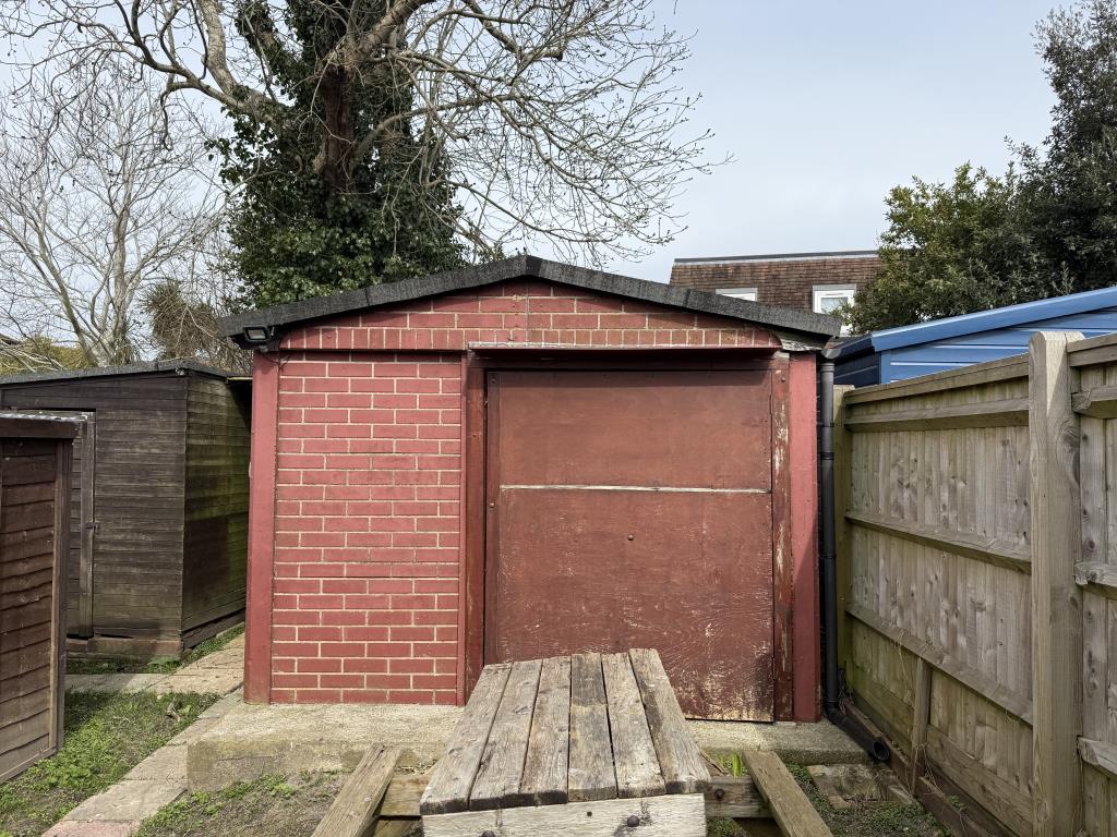 Lot: 142 - ONE-BEDROOM FLAT - Brick built outbuilding